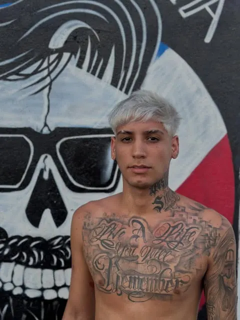 Cliente com o cabelo nevou, platinado