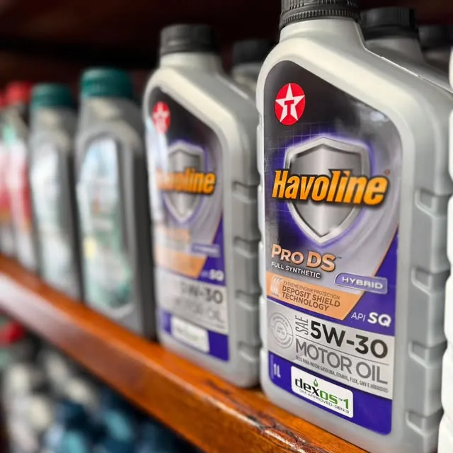 Prateleira com óleos Havoline 5W-30