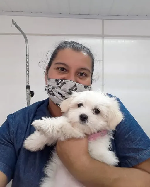 Tutora com a cachorrinha Lolla no colo no consultório